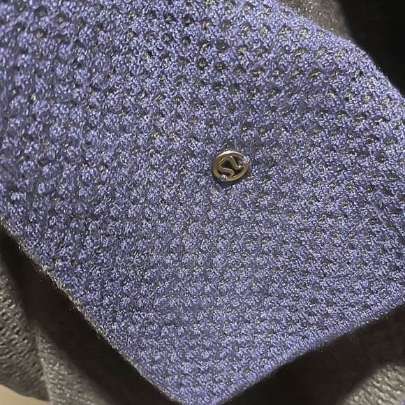 LULULEMON PRE-LOVED AUTHENTIC REVERSIBLE BLUE & BLACK SOFT COZY DESIGN WRAP - Picture 10 of 17